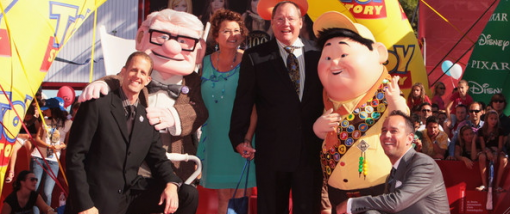 Peter Docter (t.v.) and John Lasseter (tredje høyre) poserer med "Se opp"-karakterene Carl Fredricksen og Russell under årets filmfestival i Venezia