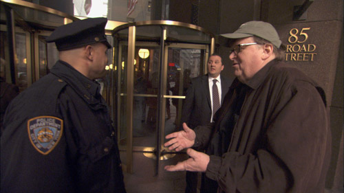Pinlige og oppskriftsmessige stunts gjennomført av Michael Moore. Her forsøker han å arrestere topplederne i en bank.
