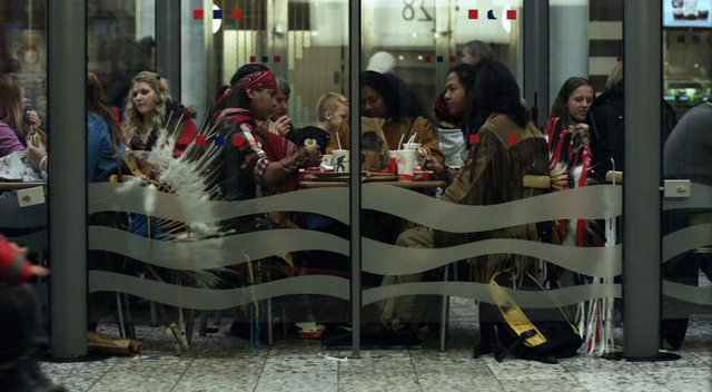 Et kryptisk budskap: En gruppe indianere spiser et måltid på McDonalds. 