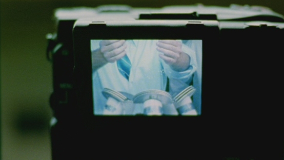 Kameraet gjemmer seg bak et annet kamera under filmens eneste spesialeffekt.