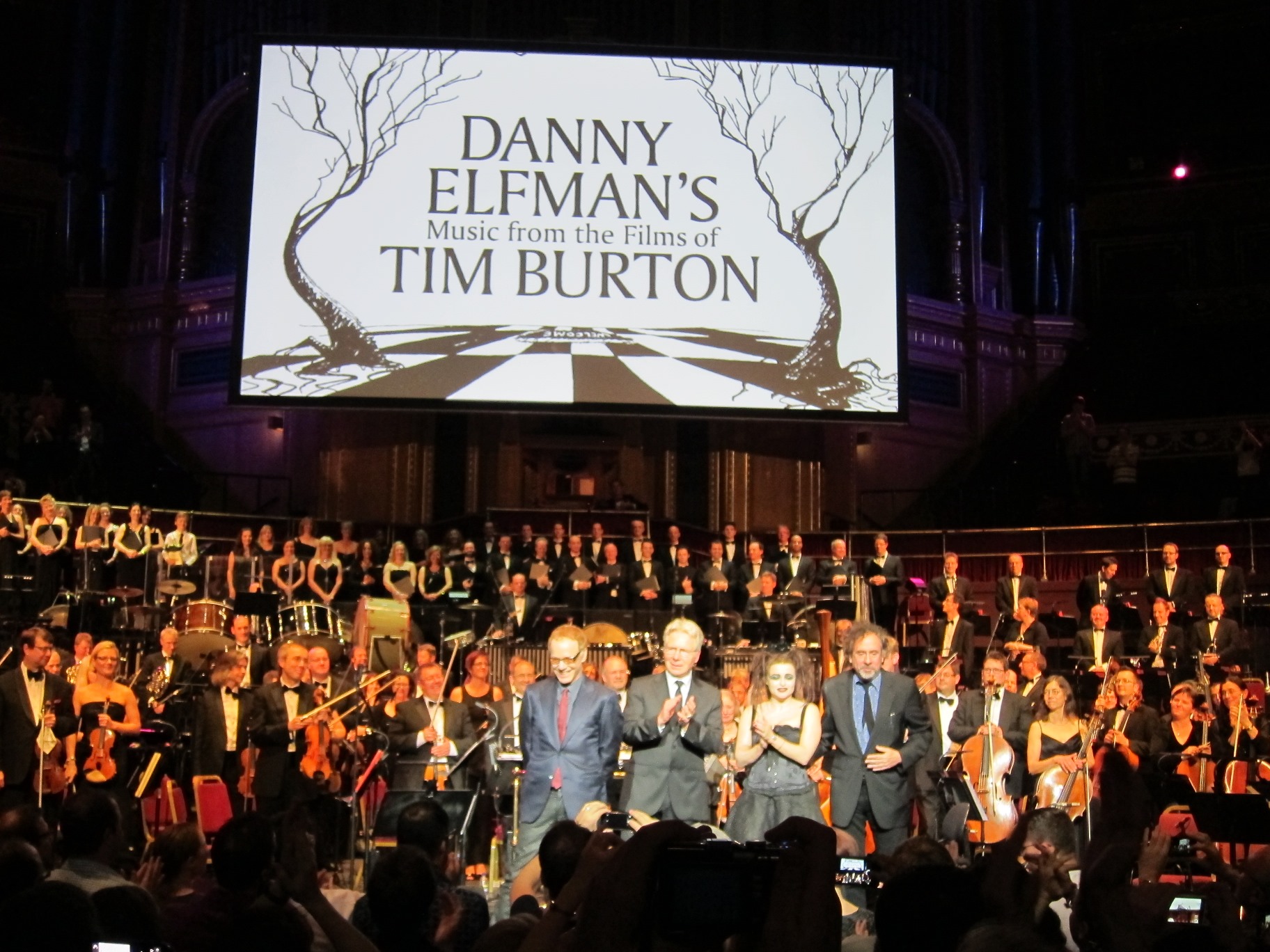 Danny Elfman, John Mauceri, Helena Bonham-Carter og Tim Burton takker publikum. Foto: Thor Joachim Haga