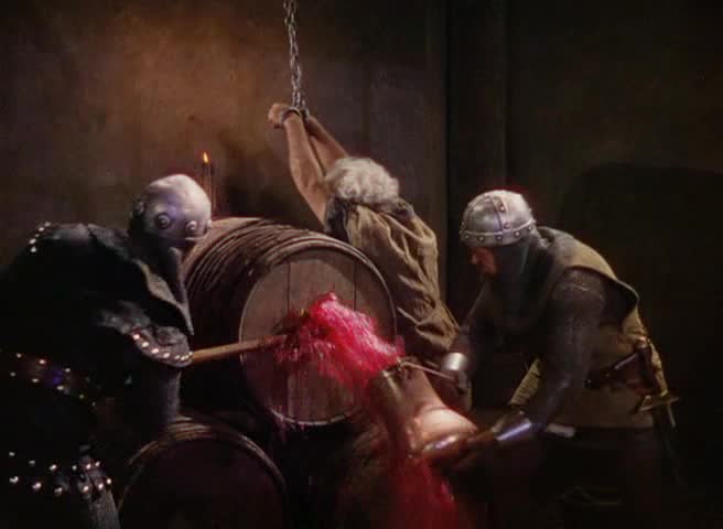 En av flere sekvenser hvor Curtiz får frem en blodrød farge som gir en psykologisk effekt av å se blod, uten at man viser at fangen blir påført sår