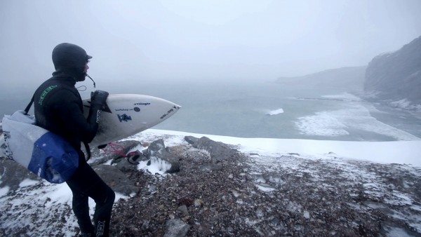 En av Wegge-brødrene speider etter den perfekte surf i «Bjørnøya».