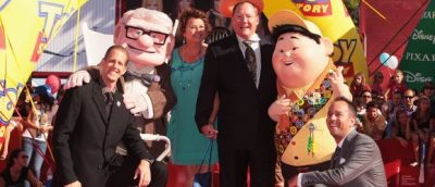 Peter Docter (t.v.) and John Lasseter (tredje høyre) poserer med "Se opp"-karakterene Carl Fredricksen og Russell under årets filmfestival i Venezia