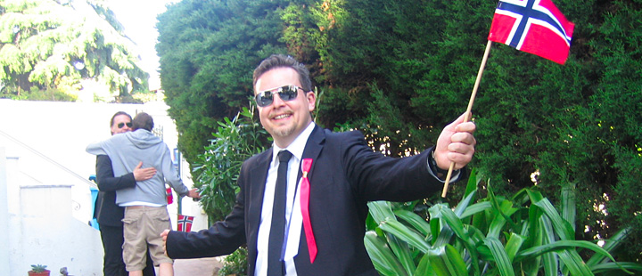 17. mai: Filmprodusent Eric Vogel i et nasjonalromantisk øyeblikk under årets Cannes-festival. I bakgrunnen klemmer skuespiller Mads Ousdal (aka. Arne Treholt, ninja) og Geir Lian, filmsjef i Euforia. (Foto: Klaus Sandvik)