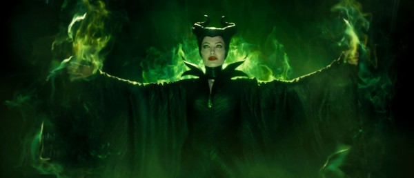 Angelina Jolie trollbinder som Maleficent – et feministisk CGI-eventyr