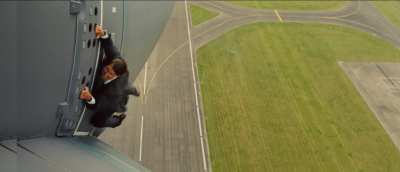 Tom Cruise nekter å slippe taket i første høytflyvende trailer for Mission: Impossible – Rogue Nation