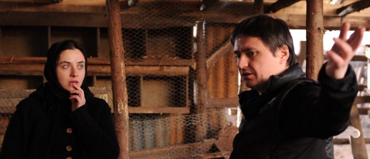 Cristian Mungiu og skuespiller Cosmina Stratan under innspillingen av «Beyond the Hills» (2012).
