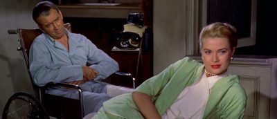 James Stewart i hjemmekarantene får besøk av Grace Kelly i Alfred Hitchcocks «Vindu mot bakgården» (1958)
