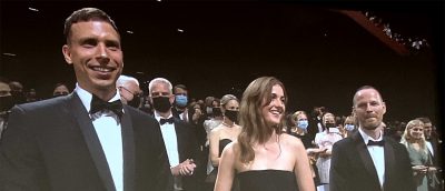 Cannes 2021: Herbert Nordrum, Renate Reinsve og Joachim Trier mottar publikums hyllest i festivapalasset under premierevisningen av «Verdens verste menneske» torsdag 8. juli.