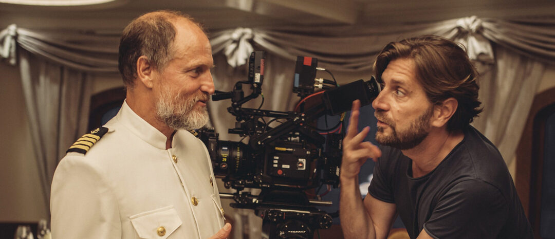 Skuespiller Woody Harrelsen får regi av Ruben Östlund under innspillingen av «Triangle of Sadness». (Foto: Plattform Produktion)