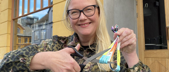 Festivalsjef Lisa Hoen klipper festivalpasset i to. (Foto: Sandra Aminda Indahl.)
