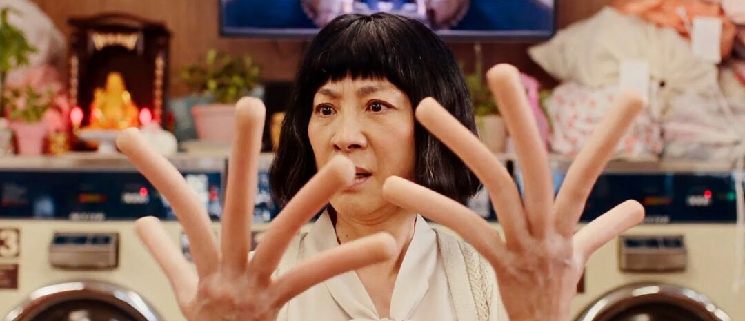 Michelle Yeoh med pølsefingre i «Everything Everywhere All at Once».