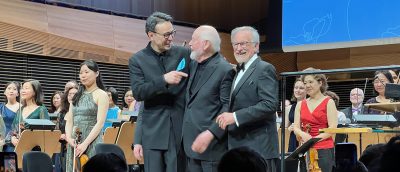 Bilde av Ken-David Masur, John Williams, og Steven Spielberg i David Geffen Hall, 25. april 2023. (Kilde: Wikimedia Commons, brukt med "Creative Commons Attribution 4.0 International"-lisens. Fotograf/bruker: TishTash. Bildet er beskåret noe til formatet.)