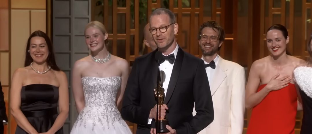 Joachim Trier tar i mot Oscar-prisen for «Affeksjonsverdi» (Bilde: Skjermdump YouTube)