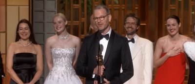 Joachim Trier tar i mot Oscar-prisen for «Affeksjonsverdi» (Bilde: Skjermdump YouTube)